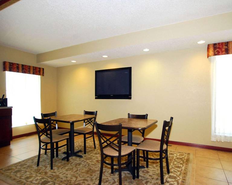 Econo Lodge Inn & Suites Kearney South — photo 4