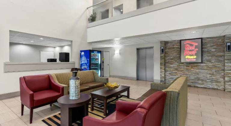 Red Roof PLUS & Suites Atlanta Airport South — photo 5