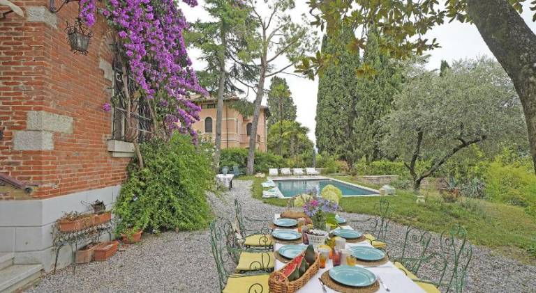 Villa with pool — photo 4