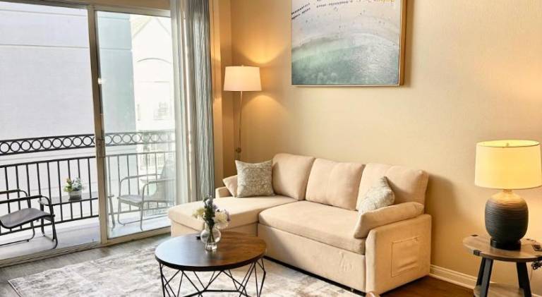 Spacious 2B 2B Pool View Loft Apartment in Marina Del Rey in Santa Monica, CA