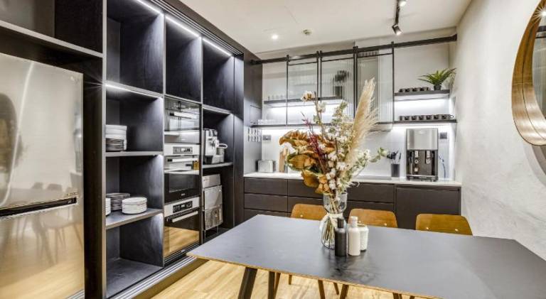 Serviced apartment with patio & pool | Near Buddha Tooth Relic Temple and Museum | Pets allowed — photo 3