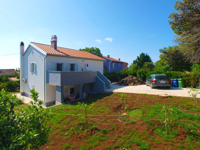 Rental apartment with patio in Medulin