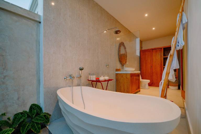 Villa with yard & private pool — photo 4