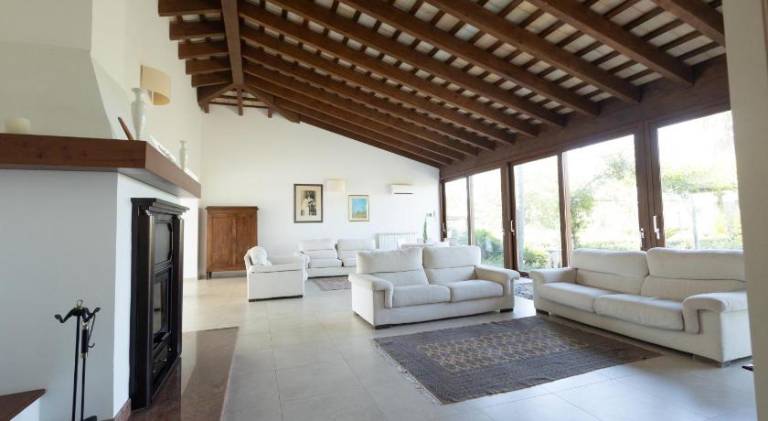 Villa with pool — photo 4