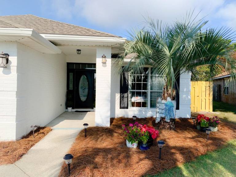 Beautiful Pet Friendly home, minutes from beach, private pool, golf cart avail! — photo 5