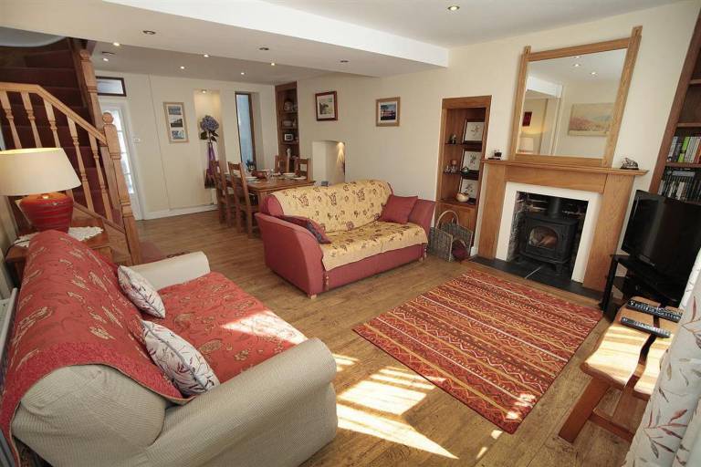 Cottage with garden — photo 2
