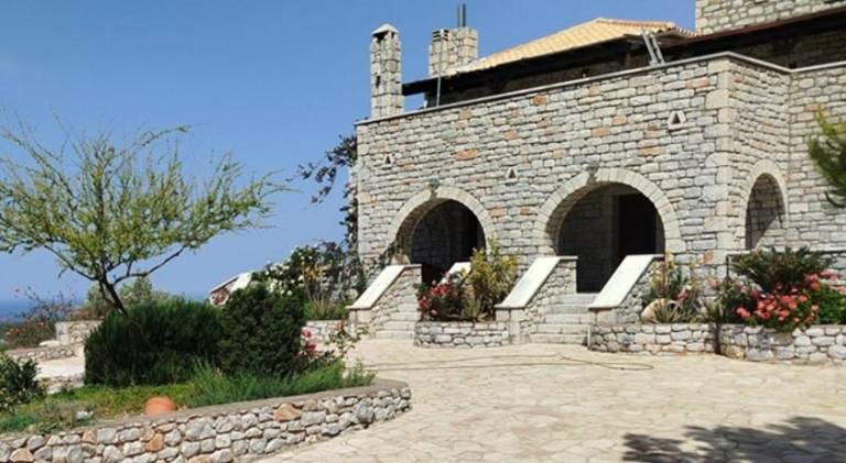 Serviced apartment with yard & terrace | Perfect for remote work | Pets allowed in East Mani