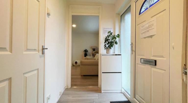 3 bed garden house direct connection to airport n train station — photo 4