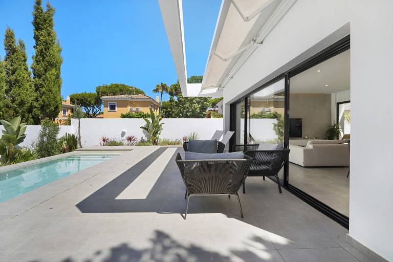 Villa with patio, private pool & BBQ — photo 4