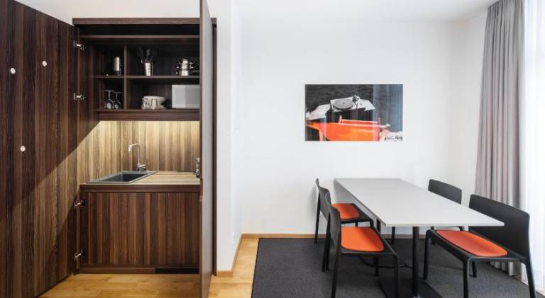 Serviced apartment with patio — photo 4