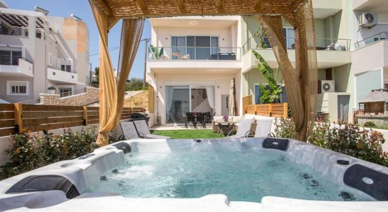 Vacation home with hot tub | Pet-friendly — photo 3