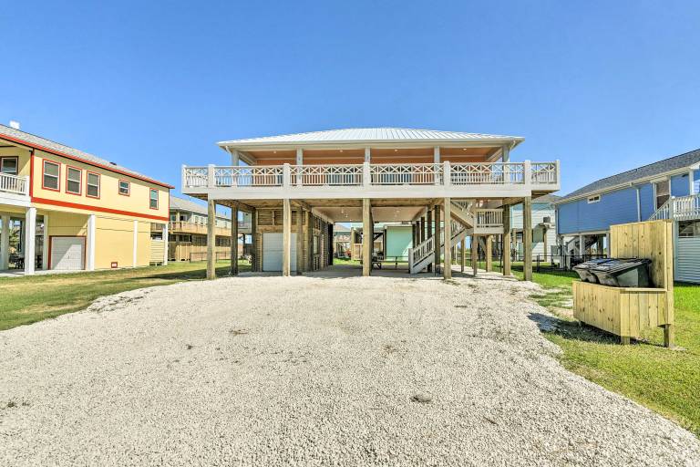 Ocean-View Deck, Walk to Shore: Crystal Beach Gem! — photo 2