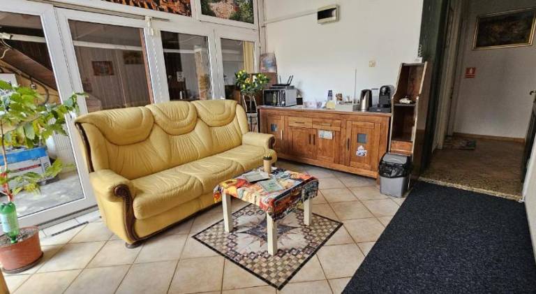 Serviced apartment with hot tub & patio — photo 4