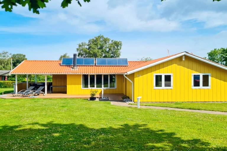 Vacation home with sauna, hot tub & terrace — photo 5