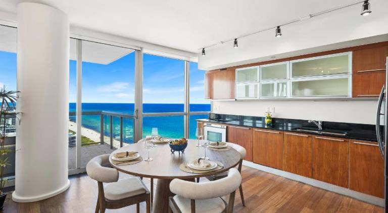 Family-oriented serviced apartment with jacuzzi, garden & sauna | Near Miami Beach Botanical Garden | Beach nearby | Suitable for remote work | Pets are welcome — photo 5