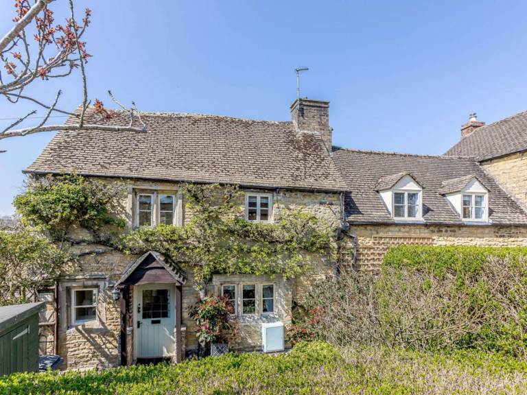 Cottage with garden — photo 2