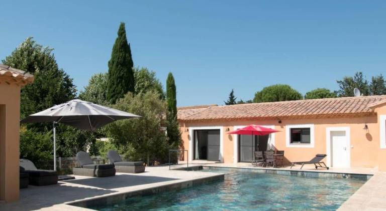Fully equipped pleasant vacation home with patio, private pool & jacuzzi | Dogs allowed in Arles