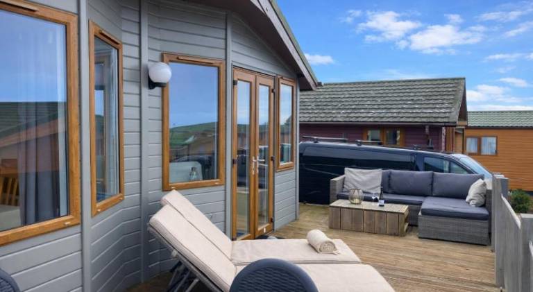 Lodge with yard & terrace — photo 3