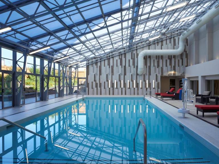 Hilton Toronto Airport Hotel & Suites — photo 2