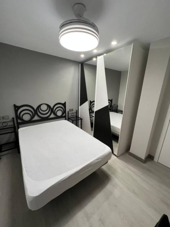 Fully equipped pleasant rental apartment with terrace | Close to Granada Cathedral | Good for workation | Pets allowed — photo 4
