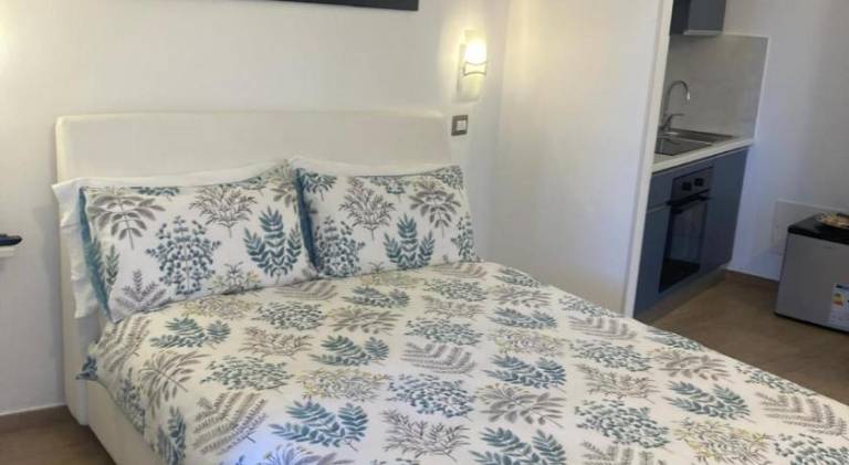 Elegant mini appartments Floridia close to the center private parking in Giardini Naxos