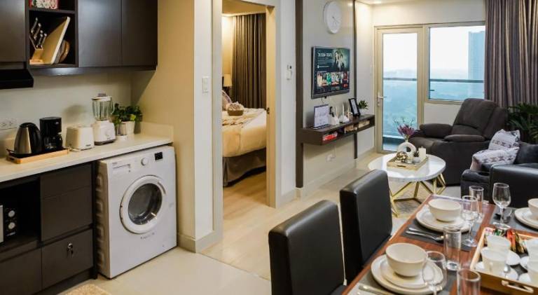 Le Martell 1BR BGC Condo Unit - Infinity Pool & Gym Access with 360 City View — photo 4