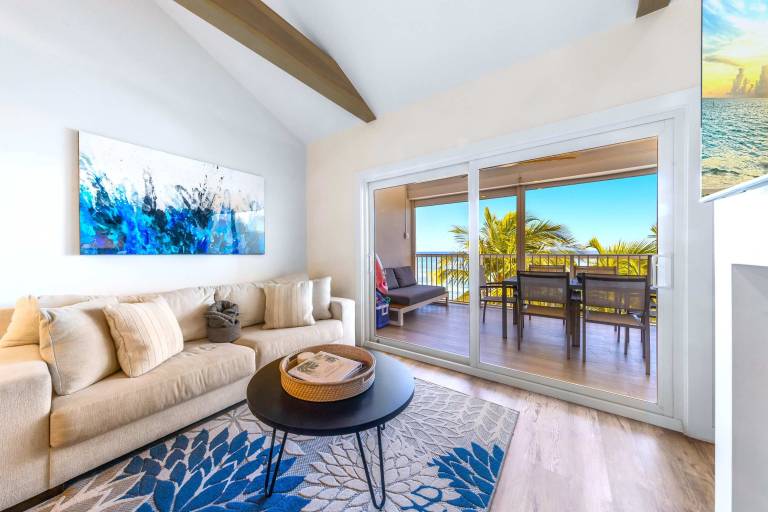 Luxury 2Bdr Beachfront Condo on Spotts Beach