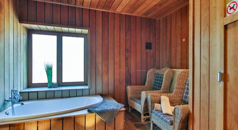 House with jacuzzi — photo 4