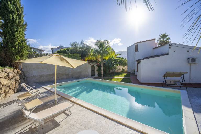 Family-friendly spacious villa with private pool, terrace & garden | Water view | Next to the beach | Pets are welcome — photo 2