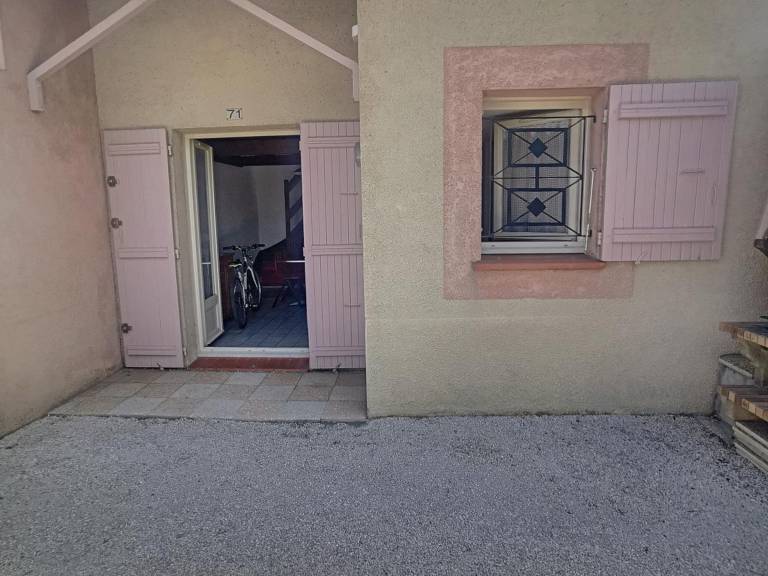 Air-conditioned Holiday Home with Terrace, BBQ, and Private Parking, 10-min Walk to Beach — photo 2