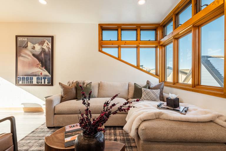 Chic 3BR condo in Historic Old Town, steps from the slopes. — photo 2