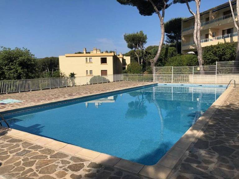 Apartment with barbeque & pool — photo 2