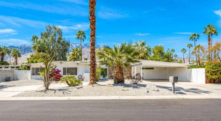 Mid-Century Home, 5-min to downtown, HUGE Pool & Spa — photo 5
