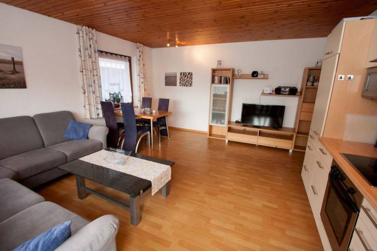 Großzügig und hell: Die Erdgeschosswohnung mit dem geräumigen Bad ist mit einem Rollstuhl befahrbar. Auf der angrenzenden Terrasse werden Sie Ihre Urlaubstage genießen. — photo 5