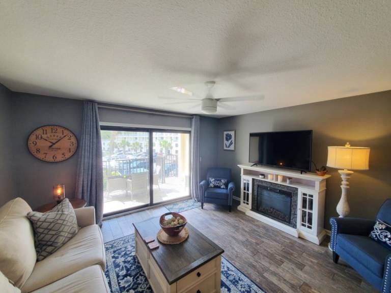 Condo with pool — photo 3