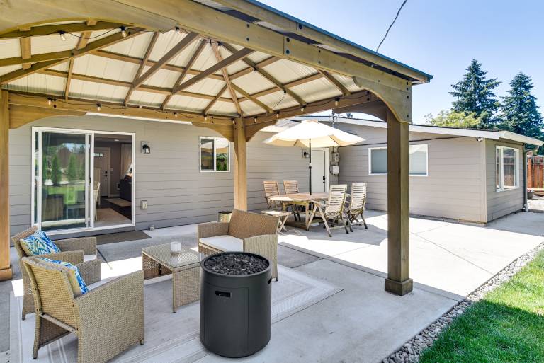 7 Mi to Vancouver Waterfront: Sleek Home w/ Yard! — photo 2