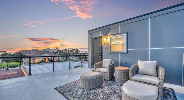 House with terrace in Jacksonville Beach, FL