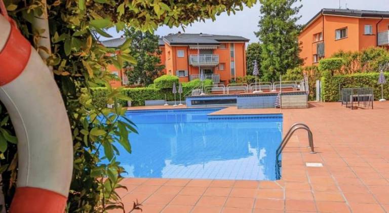 Apartment with pool — photo 2