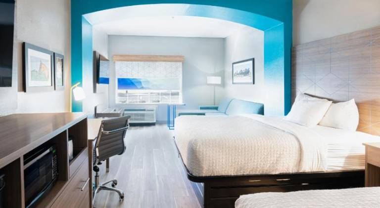 La Quinta Inn & Suites by Wyndham Shawnee — photo 2