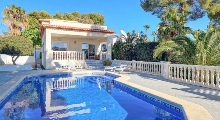 Villa with grill, terrace & private pool in Mora