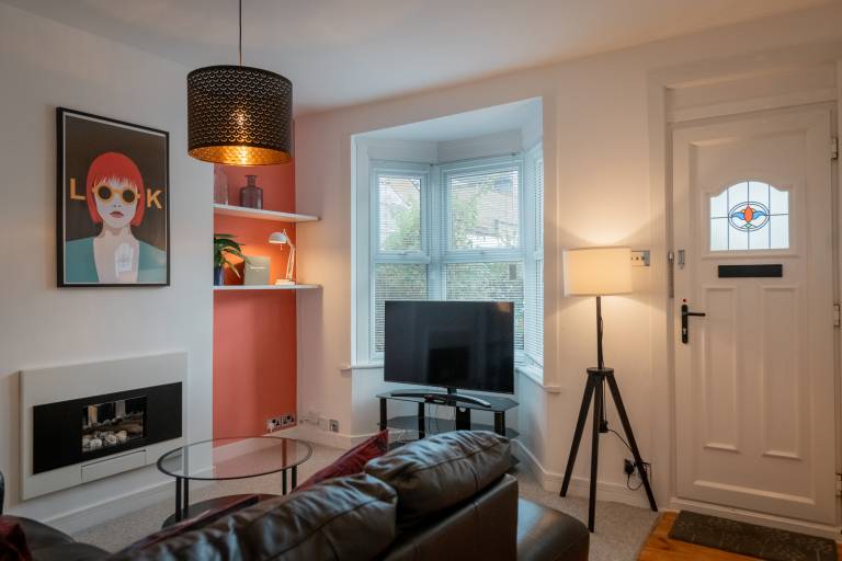 3 Bed Family House Free Parking & Garden