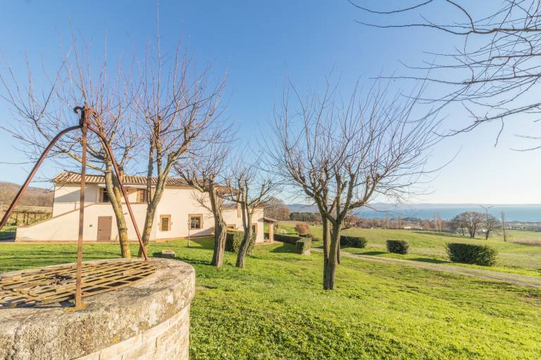 Il Poderaccio Agri-relais: Giardinetto: Appartamento vista lago con giardino e piscina condivisa — photo 5