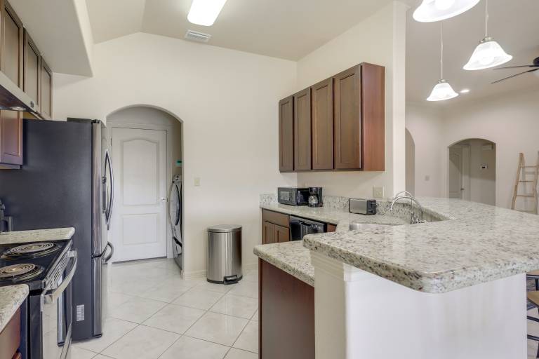 Easy Living in Brownsville! Home Near Med Center — photo 2