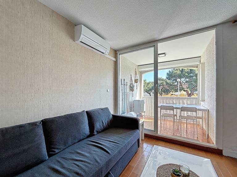 Cozy studio with air conditioning and parking near the beach — photo 5