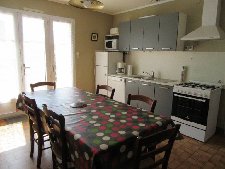 Charming 2-Bedroom Home with Garden & Garage, Close to Beach, Pet-Friendly, WiFi Available — photo 3