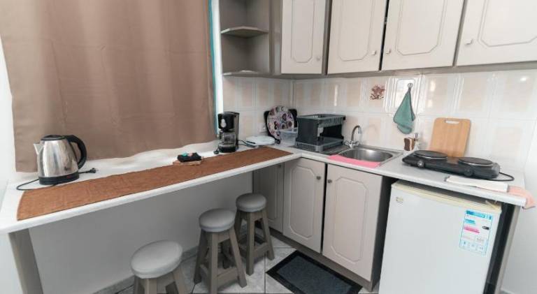 Serviced apartment with patio & yard — photo 2