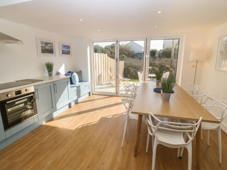 Cottage with BBQ & garden | Beach view in Holyhead