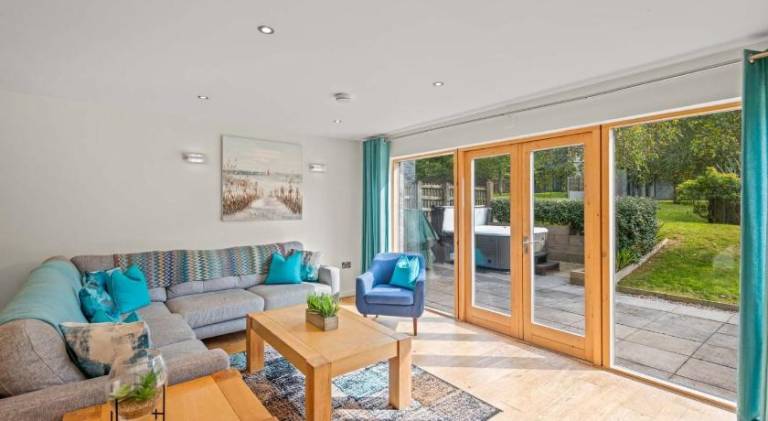 House with hot tub & pool in Looe