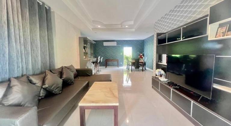 Villa with yard, pool & barbecue — photo 4