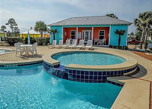 Cottage with yard, pool & barbecue — photo 3